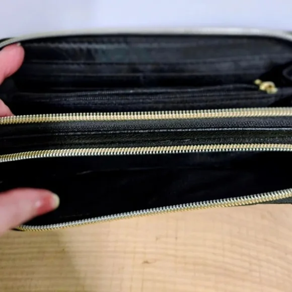 Elegant Black Quilted Wristlet - Picture 3 of 3